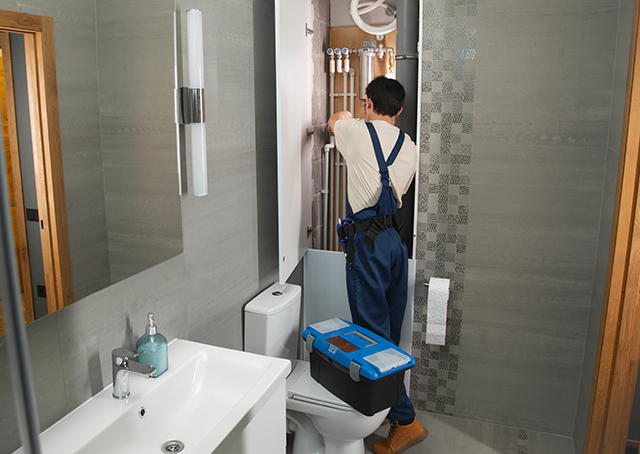 Plombier en rénovation de réseau de plomberie dans une salle de bain